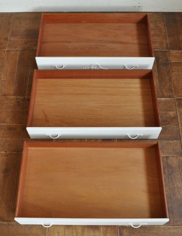 アンティークのドレッサー　アンティーク家具　ホワイトカラーのアンティークフレンチ家具、ドレッシングチェスト（ドレッサー）。引き出しの中もキレイに修復しました何も入れてもいいように職人がキレイにお直しした引き出しなので、中もキレイです。(m-445-f)