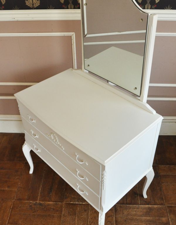 アンティークのドレッサー　アンティーク家具　ホワイトカラーのアンティークフレンチ家具、ドレッシングチェスト（ドレッサー）。天板も美しい上から見るとこんな形です。(m-445-f)