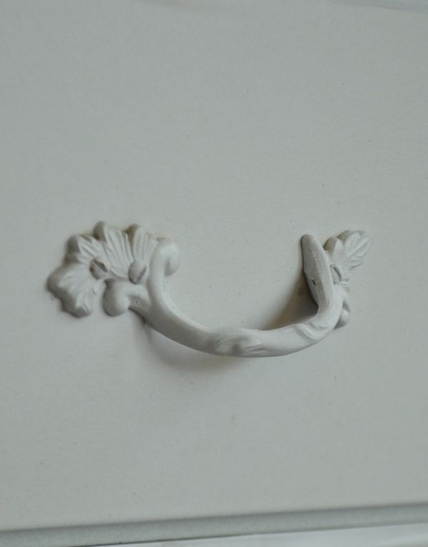 アンティークのドレッサー　アンティーク家具　ホワイトカラーのアンティークフレンチ家具、ドレッシングチェスト（ドレッサー）。取っ手のデザインも優雅こんな小さなパーツにもこだわっているところがアンティーク家具のよさです。(m-445-f)