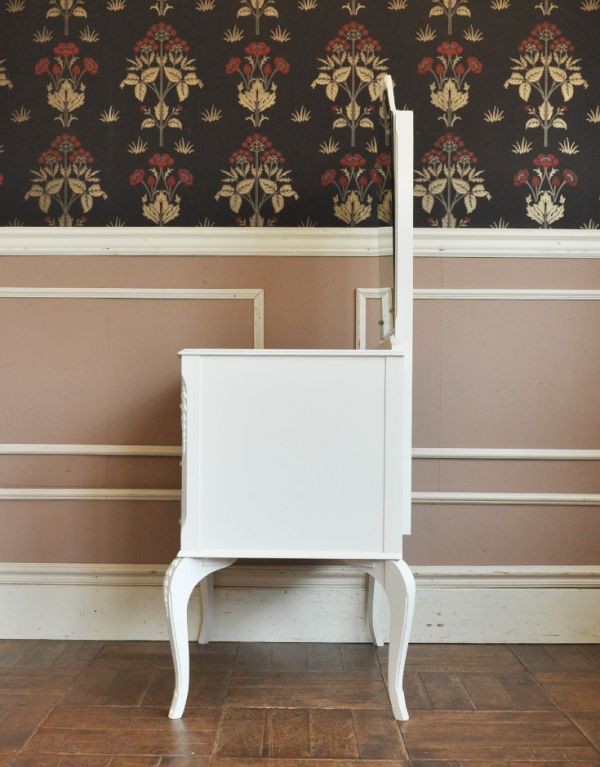 アンティークのドレッサー　アンティーク家具　ホワイトカラーのアンティークフレンチ家具、ドレッシングチェスト（ドレッサー）。横から見てもステキフランスらしく優雅な横顔。(m-445-f)