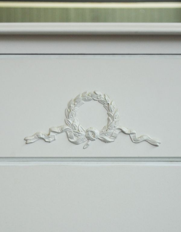 アンティークのドレッサー　アンティーク家具　ホワイトカラーのアンティークフレンチ家具、ドレッシングチェスト（ドレッサー）。いろんな場所にこだわり彫のデザインもいろいろです。(m-445-f)