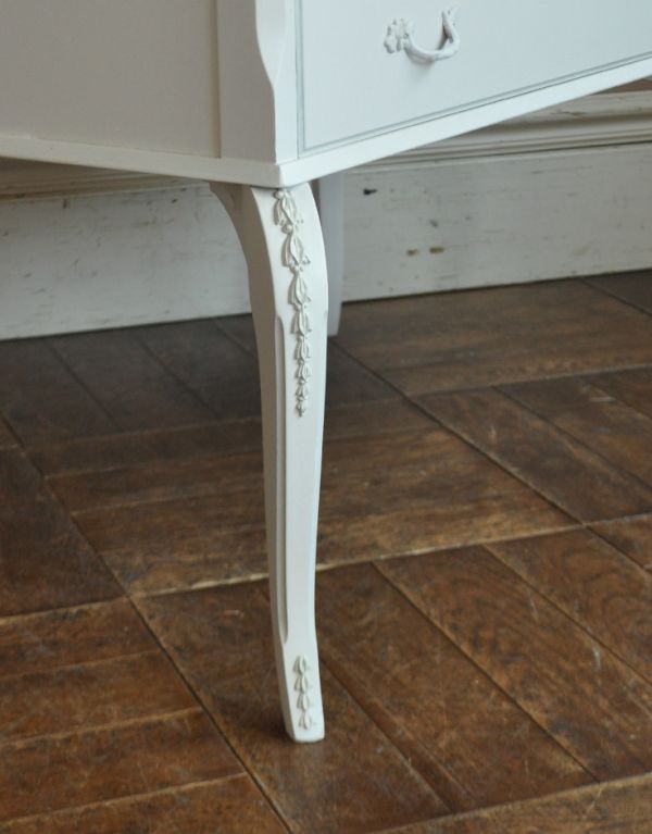 アンティークのドレッサー　アンティーク家具　ホワイトカラーのアンティークフレンチ家具、ドレッシングチェスト（ドレッサー）。女性1人でラクラク運べちゃう仕掛けHandleのアンティークは、脚の裏にフェルトキーパーをお付けしています。(m-445-f)