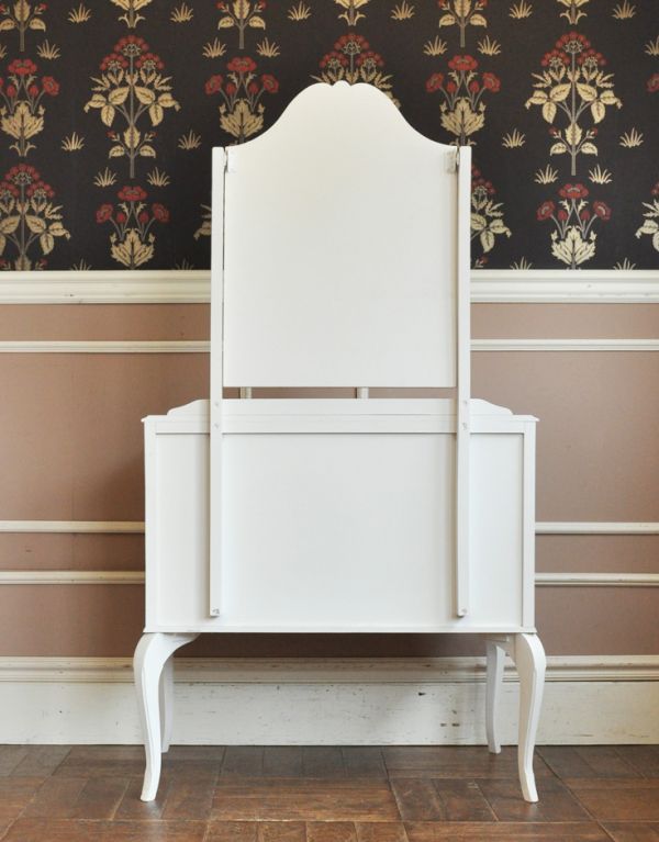 アンティークのドレッサー　アンティーク家具　ホワイトカラーのアンティークフレンチ家具、ドレッシングチェスト（ドレッサー）。優雅な後ろ姿アンティークは新品ではないので経年変化によるキズはありますが、専門の職人が修復したので後ろ姿もキレイです。(m-445-f)