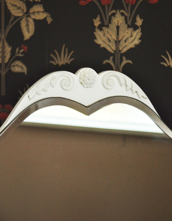 アンティークのドレッサー　アンティーク家具　ホワイトカラーのアンティークフレンチ家具、ドレッシングチェスト（ドレッサー）。一瞬でお姫様気分にしてくれますトップの女性らしいお花が身支度する時間を特別なものにしてくれます。(m-445-f)