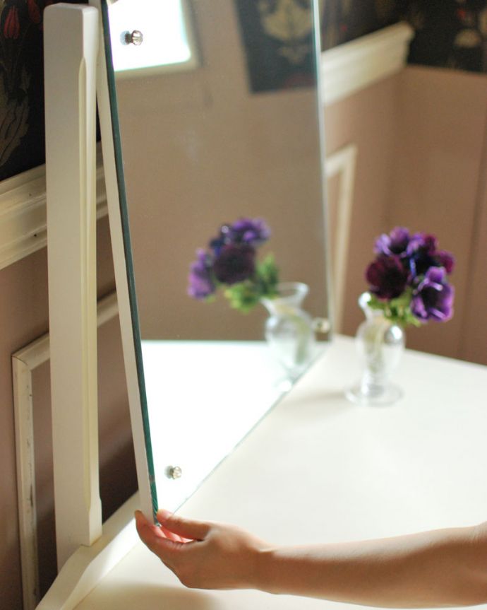 アンティークのドレッサー　アンティーク家具　ホワイトカラーのアンティークフレンチ家具、ドレッシングチェスト（ドレッサー）。美しく映し出してくれる鏡大きな鏡はお部屋を広く見せる効果も。(m-445-f)