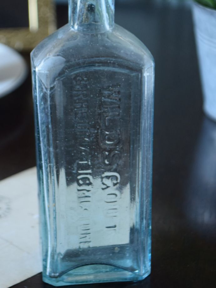 アンティークガラスのボトル
