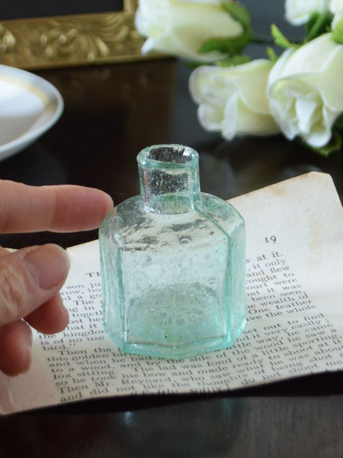 英国のアンティークガラス雑貨、八角形のヴィクトリアンインク瓶(m