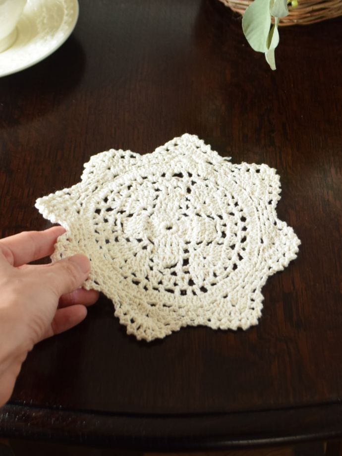 フランスのアンティークドイリー、お花のかたちが可愛い小さな