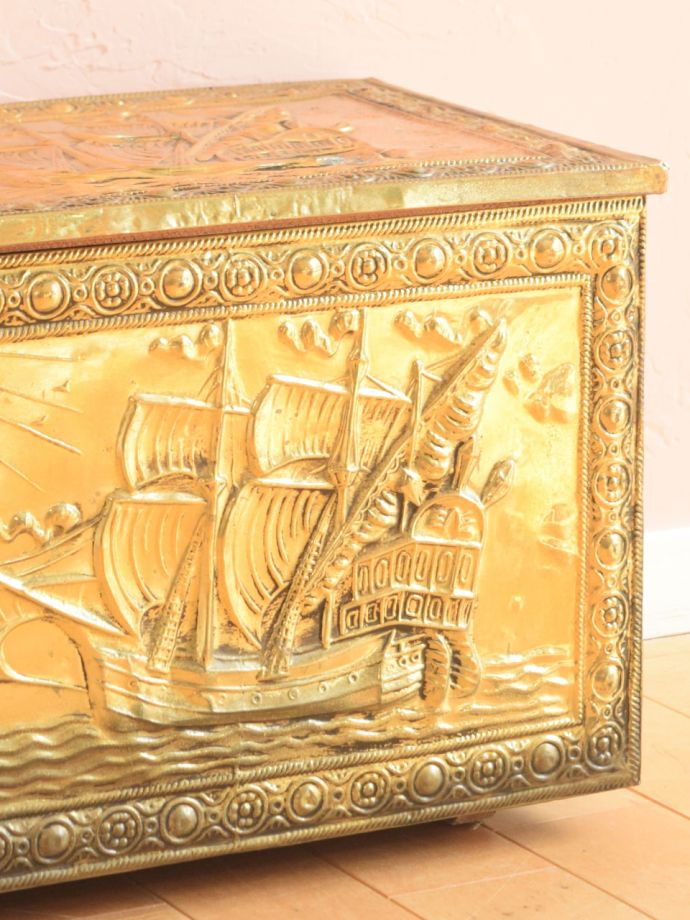 真鍮 イギリスアンティーク コールボックス 船の浮彫り装飾 収納ボックス アンティークの真鍮の箱、イギリスで見つけた帆船の模様のブラス