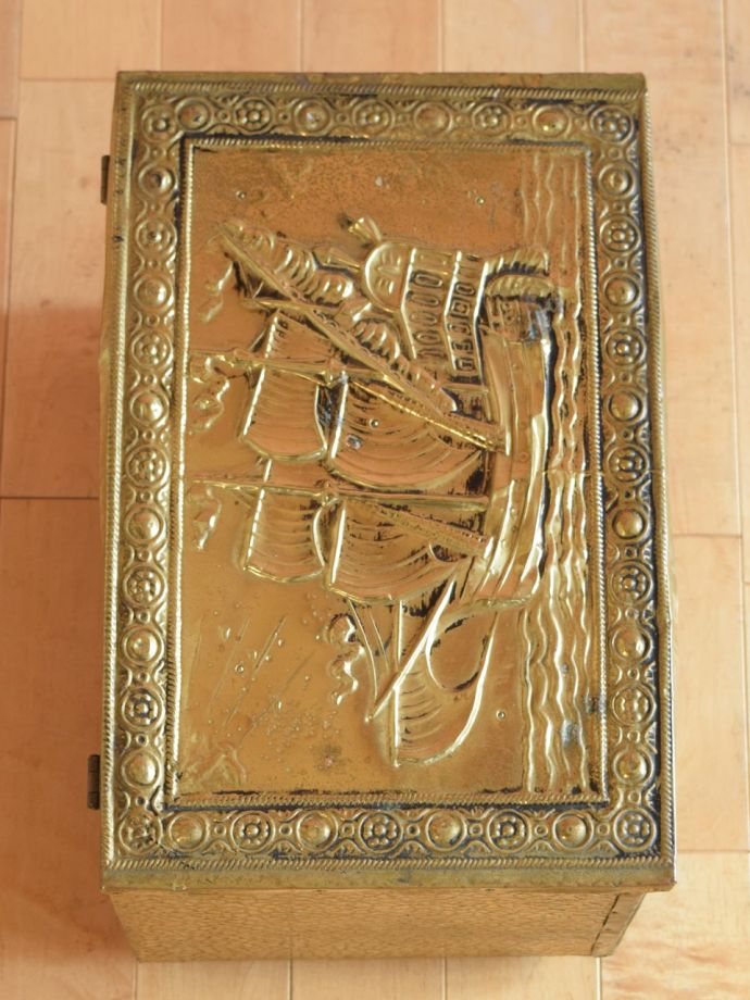 アンティークの真鍮の箱、イギリスで見つけた帆船の模様のブラス