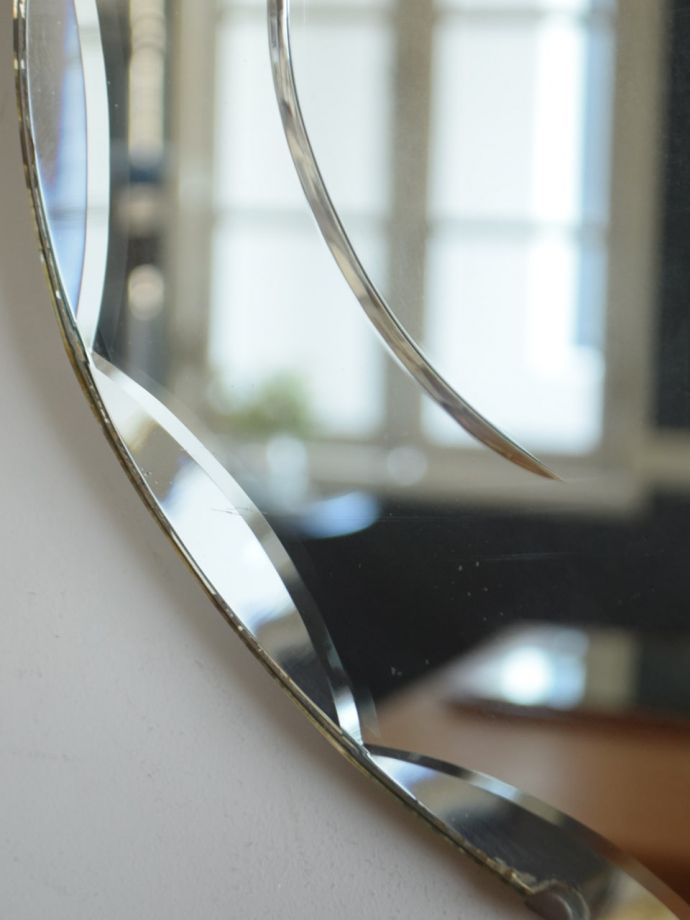 厚みが魅力のアンティークミラー