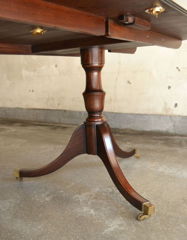 アンティークのテーブル　アンティーク家具　アンティークの英国家具、美しい脚が特徴的な伸張式のダイニングテーブル。キレイな曲線を描いた脚のデザイン。(k-1385-f)