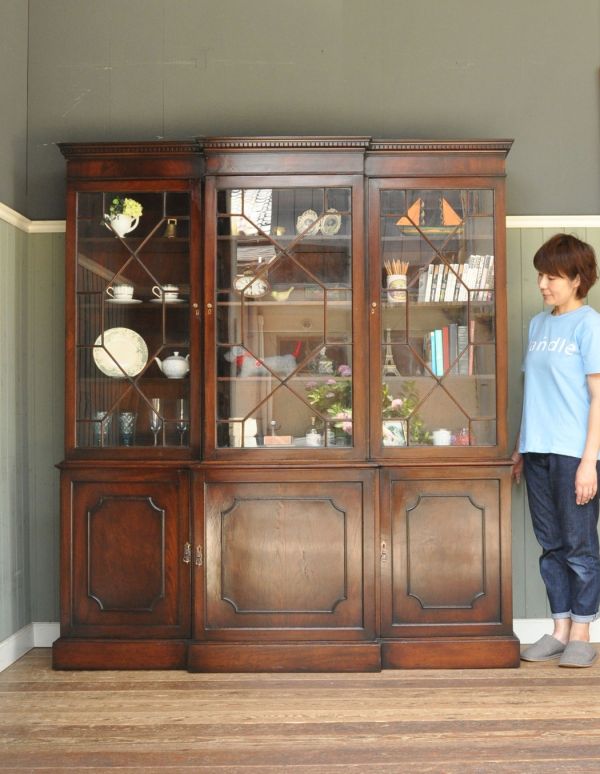 アンティークのキャビネット　アンティーク家具　英国の重厚なアンティーク家具、シノワズリのガラス扉のブックケース（本棚）。本棚としてはもちろん、グラスや食器を並べて飾り棚としても素敵ですよ。(m-466-f)