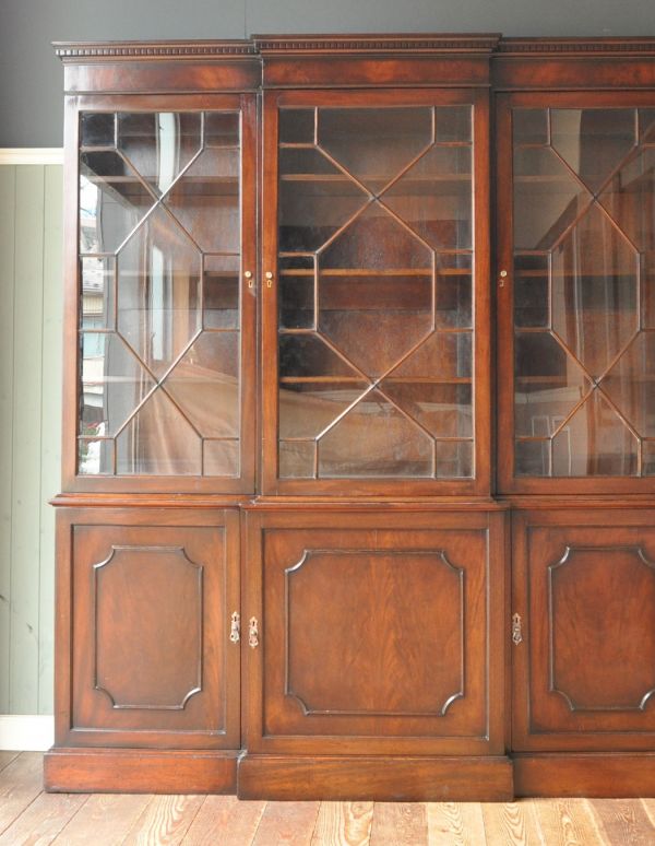 英国の重厚なアンティーク家具、シノワズリのガラス扉のブックケース