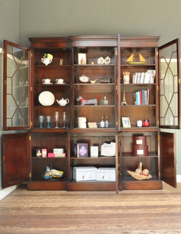 英国の重厚なアンティーク家具、シノワズリのガラス扉のブックケース