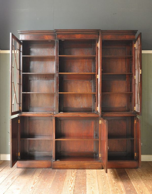 アンティークのキャビネット　アンティーク家具　英国の重厚なアンティーク家具、シノワズリのガラス扉のブックケース（本棚）。棚板は可動なので、外せば雑誌やファイルも型崩れすることなく、立ててキレイに収納できます。(m-466-f)