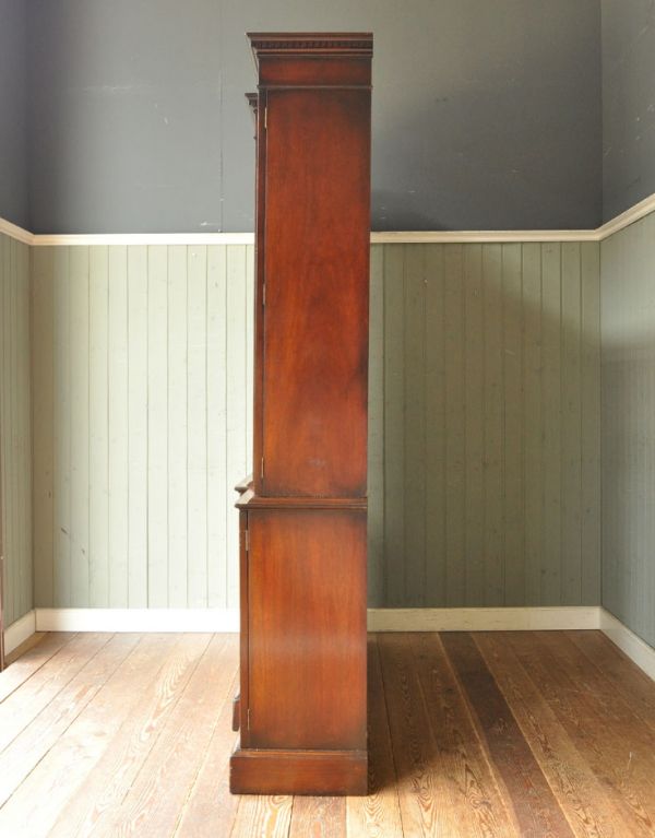 アンティークのキャビネット　アンティーク家具　英国の重厚なアンティーク家具、シノワズリのガラス扉のブックケース（本棚）。横から見てもピカピカです。(m-466-f)