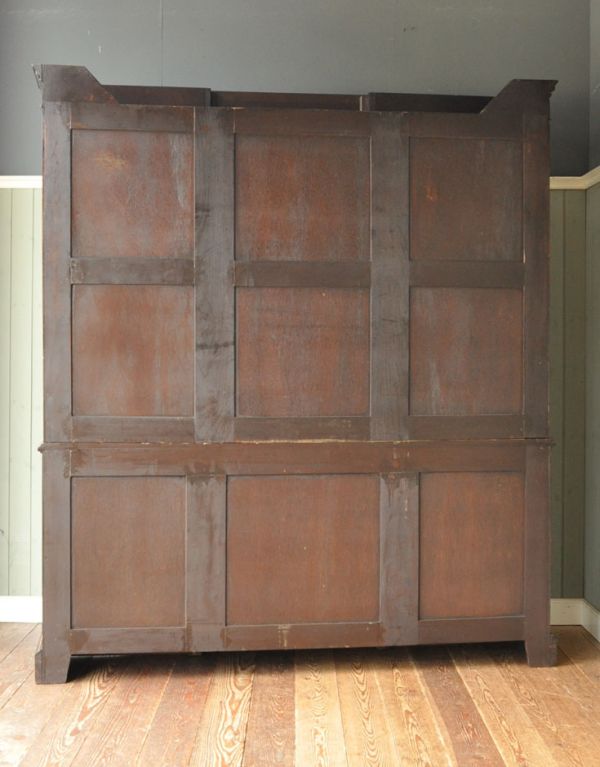 アンティークのキャビネット　アンティーク家具　英国の重厚なアンティーク家具、シノワズリのガラス扉のブックケース（本棚）。キチンとメンテナンスしてあるので、裏側もキレイです。(m-466-f)