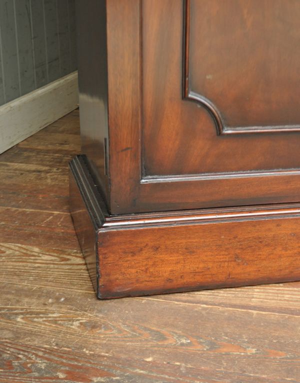 アンティークのキャビネット　アンティーク家具　英国の重厚なアンティーク家具、シノワズリのガラス扉のブックケース（本棚）。安定感のある脚がしっかり支えます。(m-466-f)