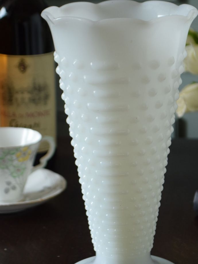 アンティークのミルクガラスの花器、型押し模様が可愛いフラワーベース