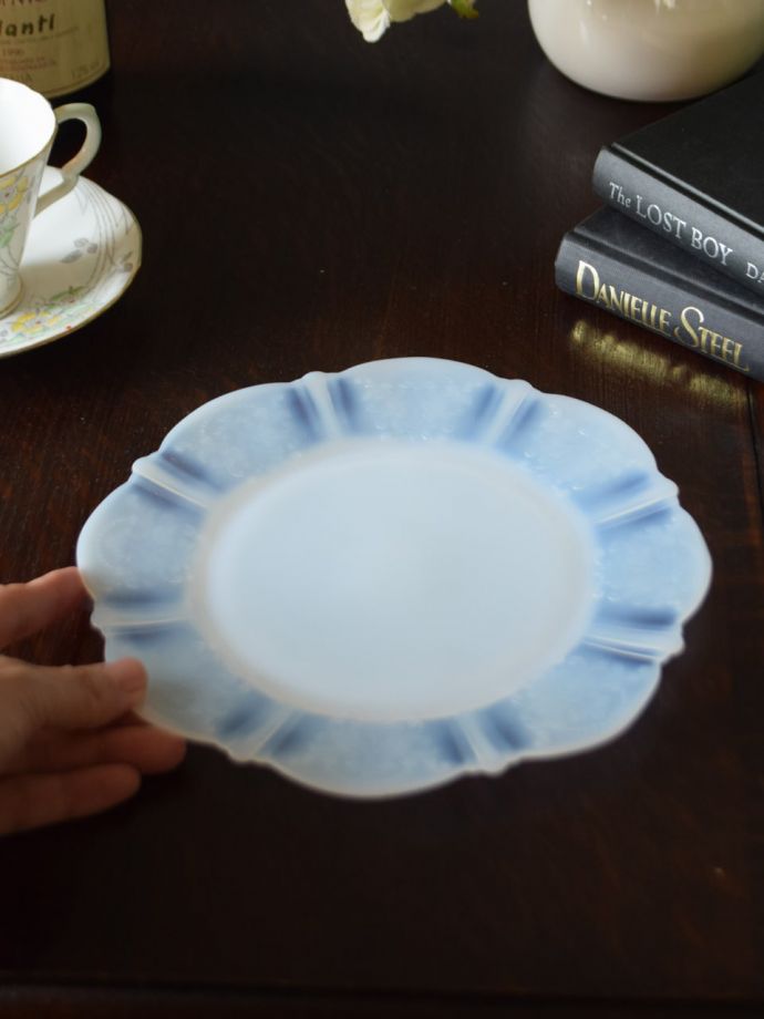 おしゃれ色のアンティークガラスの食器