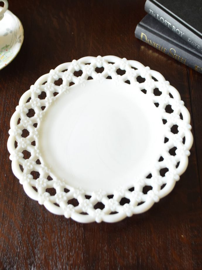 イギリスから届いたアンティークのミルクガラスの食器、レースエッジが