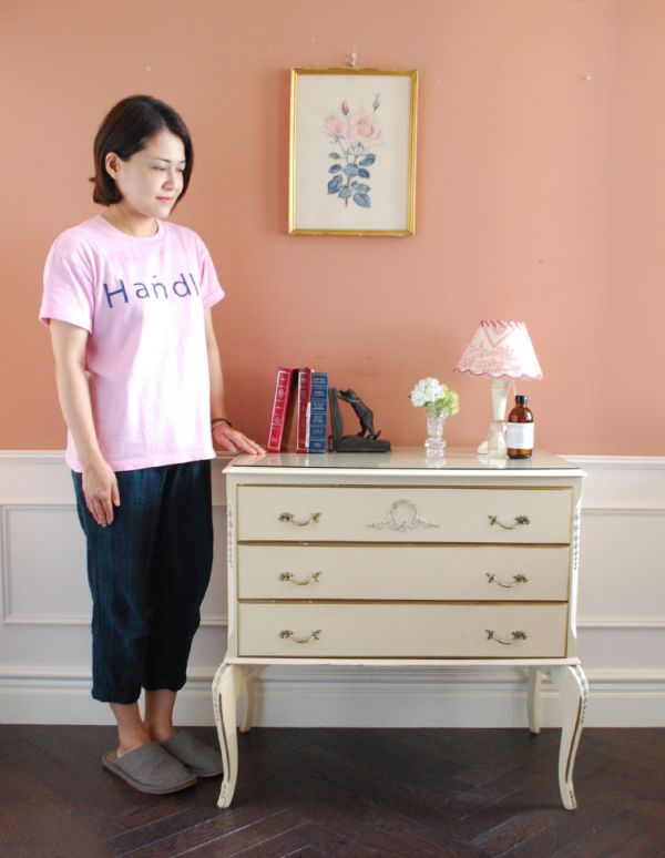 アンティークのチェスト　アンティーク家具　美しいアンティークのフレンチインテリア、アイボリーのスモールチェスト（３段）。華があって、ドールハウスにあるような可愛いデザイン。(m-475-f)