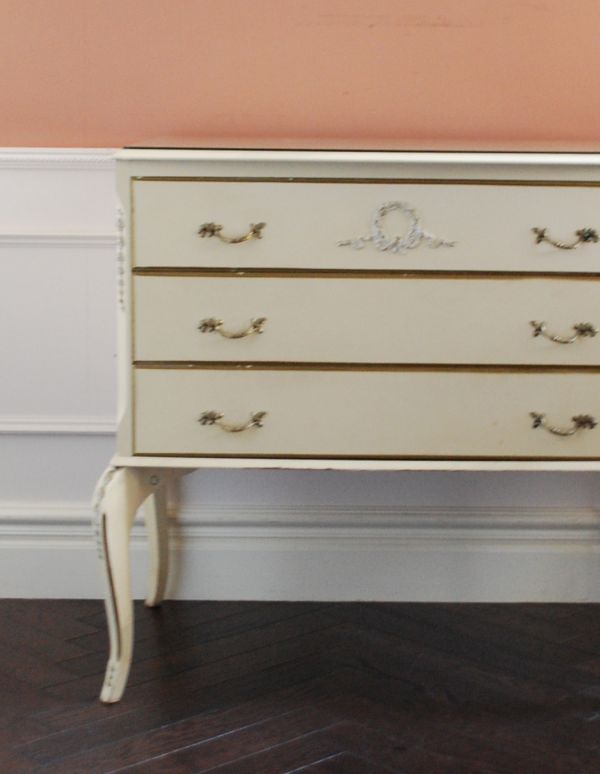 アンティークのチェスト　アンティーク家具　美しいアンティークのフレンチインテリア、アイボリーのスモールチェスト（３段）。引き出しが３杯あるので、細々したものを収納できます。(m-475-f)