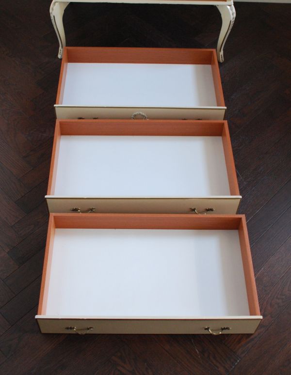 アンティークのチェスト　アンティーク家具　美しいアンティークのフレンチインテリア、アイボリーのスモールチェスト（３段）。引き出しは３杯。(m-475-f)