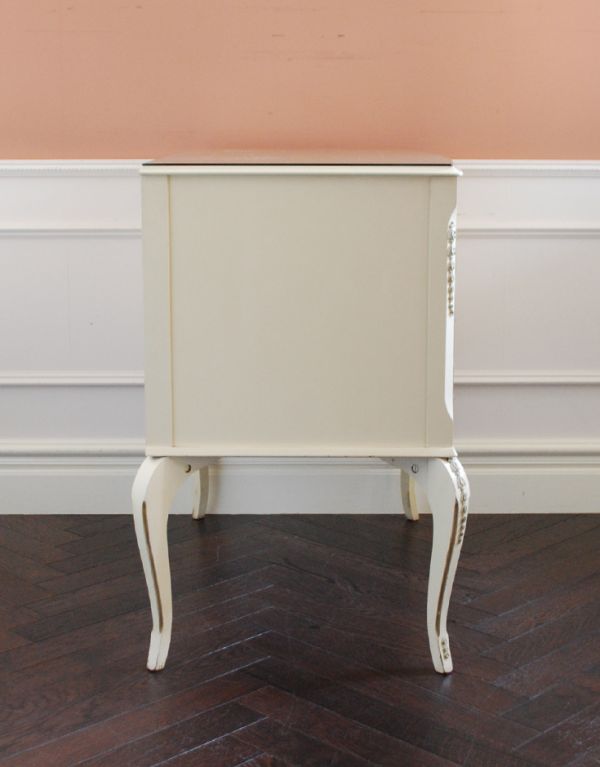 アンティークのチェスト　アンティーク家具　美しいアンティークのフレンチインテリア、アイボリーのスモールチェスト（３段）。サイドもキレイにペイントされています。(m-475-f)