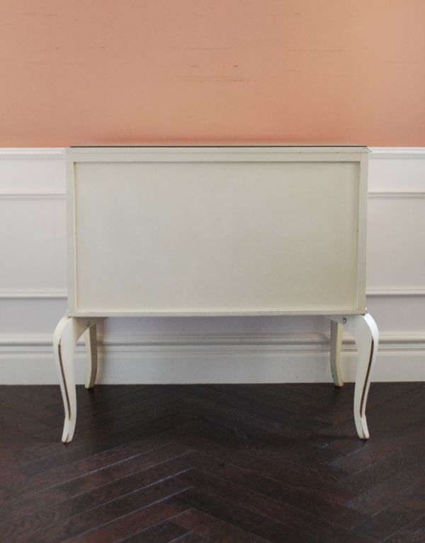 アンティークのチェスト　アンティーク家具　美しいアンティークのフレンチインテリア、アイボリーのスモールチェスト（３段）。裏側もキチンと仕上げているので、キレイな状態です。(m-475-f)