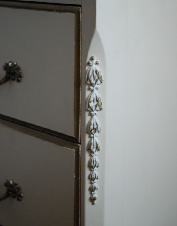 アンティークのチェスト　アンティーク家具　美しいアンティークのフレンチインテリア、アイボリーのスモールチェスト（３段）。サイドにも可愛い飾りが付いています。(m-475-f)