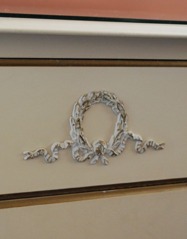 アンティークのチェスト　アンティーク家具　美しいアンティークのフレンチインテリア、アイボリーのスモールチェスト（３段）。リースがモチーフの装飾。(m-475-f)