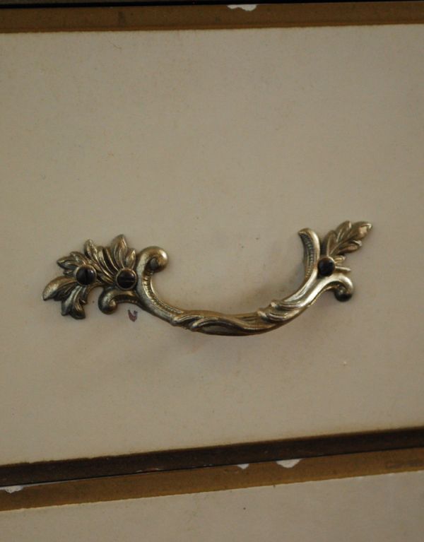 アンティークのチェスト　アンティーク家具　美しいアンティークのフレンチインテリア、アイボリーのスモールチェスト（３段）。引き出しの取っ手は蔦のような凝ったデザイン。(m-475-f)