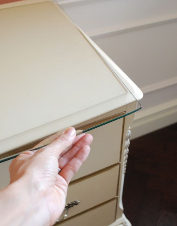 アンティークのチェスト　アンティーク家具　美しいアンティークのフレンチインテリア、アイボリーのスモールチェスト（３段）。ガラスは取り外し可能です。(m-475-f)