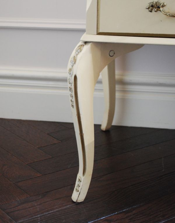 アンティークのチェスト　アンティーク家具　美しいアンティークのフレンチインテリア、アイボリーのスモールチェスト（３段）。美しい飾りが入っている脚です。(m-475-f)