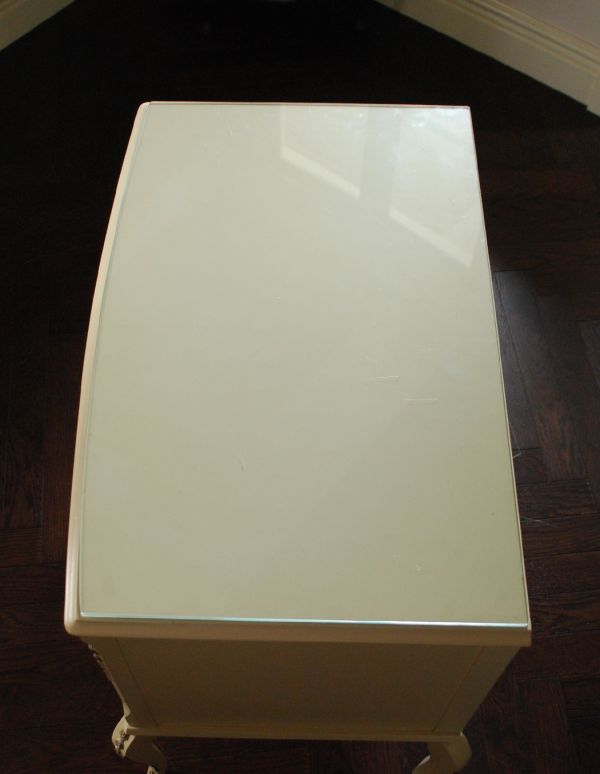 アンティークのチェスト　アンティーク家具　美しいアンティークのフレンチインテリア、アイボリーのスモールチェスト（３段）。天板にはガラスがのっています。(m-475-f)