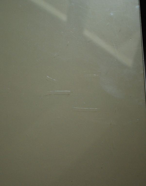 アンティークのチェスト　アンティーク家具　美しいアンティークのフレンチインテリア、アイボリーのスモールチェスト（３段）。専門の職人によってお直ししていますが、アンティークは新品ではありません。(m-475-f)