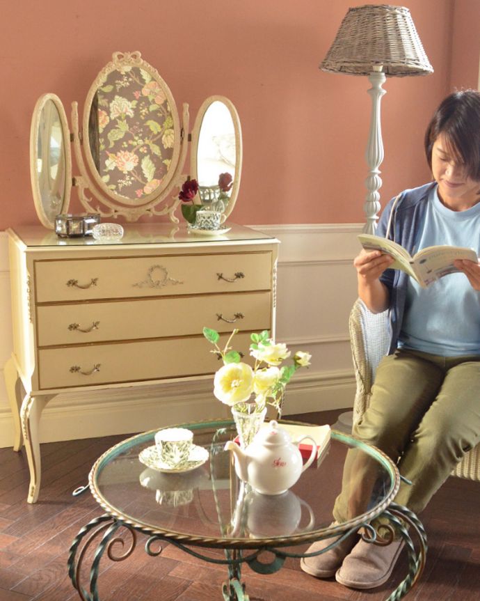 アンティークのチェスト　アンティーク家具　美しいアンティークのフレンチインテリア、アイボリーのスモールチェスト（３段）。スタンドミラーをチェストの上に乗せてみました。(m-475-f)