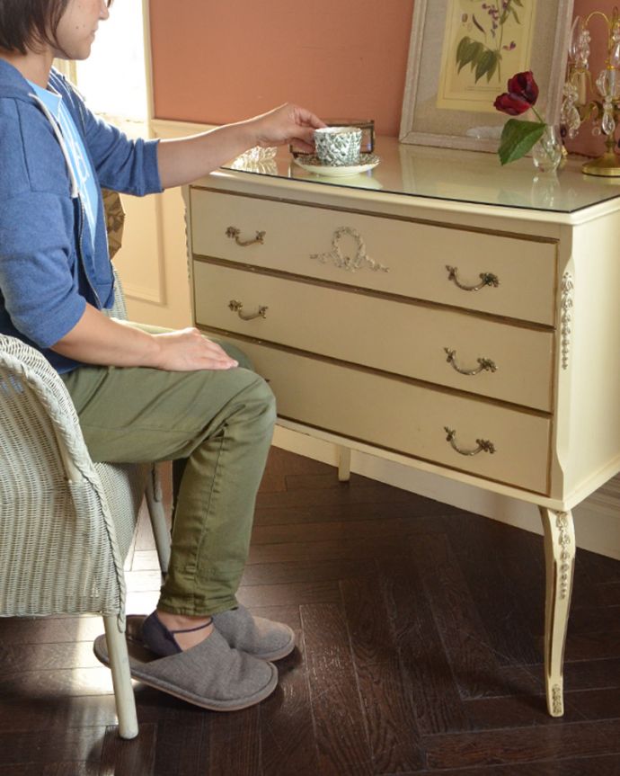 アンティークのチェスト　アンティーク家具　美しいアンティークのフレンチインテリア、アイボリーのスモールチェスト（３段）。天板にはガラスが乗っているので、ティータイムのテーブルとしても活躍してくれます。(m-475-f)