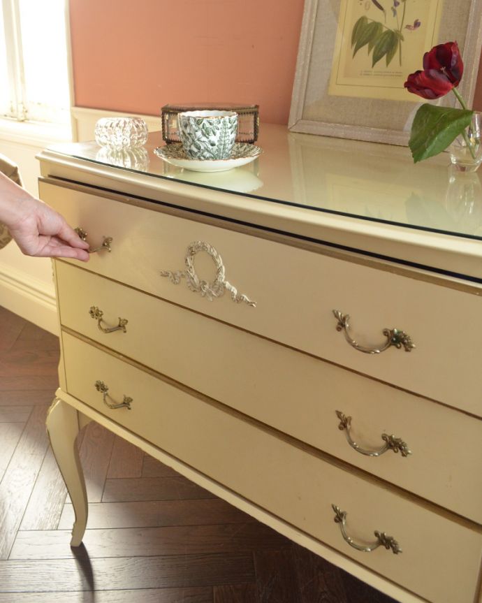 アンティークのチェスト　アンティーク家具　美しいアンティークのフレンチインテリア、アイボリーのスモールチェスト（３段）。引き出しを開ける度に、なんだかときめいてしまします。(m-475-f)