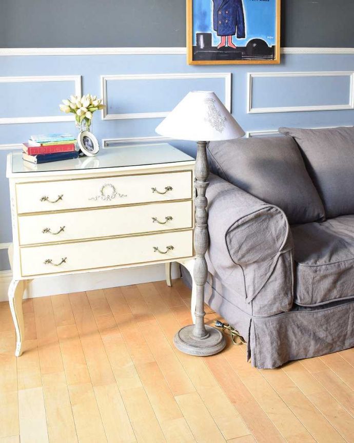 アンティークのチェスト　アンティーク家具　美しいアンティークのフレンチインテリア、アイボリーのスモールチェスト（３段）。ソファの横でサイドテーブルのように便利に使うこともできます。(m-475-f)