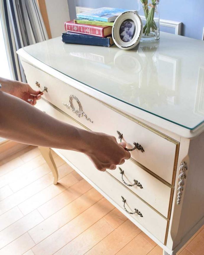 アンティークのチェスト　アンティーク家具　美しいアンティークのフレンチインテリア、アイボリーのスモールチェスト（３段）。引き出しの開け閉めもスムーズです。(m-475-f)