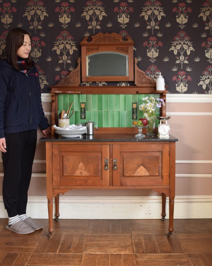 アンティーク家具 タイルが美しいアンティークの英国家具、ミラー付のウォッシュスタンド。アンティークでしか手に入らない家具まだ水道の発達していない時代に洗面所として必ず使われていたウォッシュスタンド。(m-482-f-1)