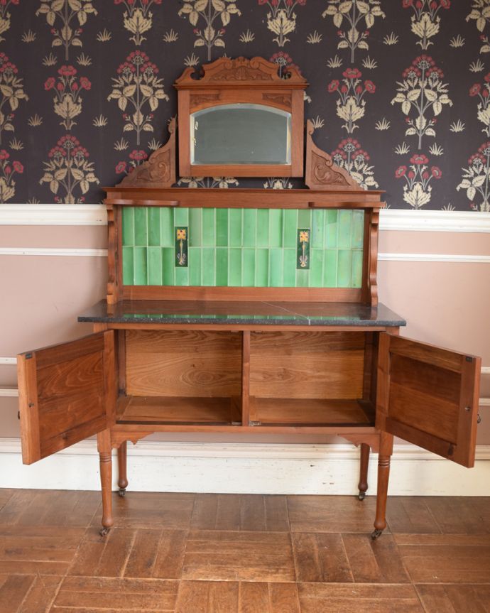 アンティーク家具 タイルが美しいアンティークの英国家具、ミラー付のウォッシュスタンド。扉を開いた中もキレイです。(m-482-f-1)