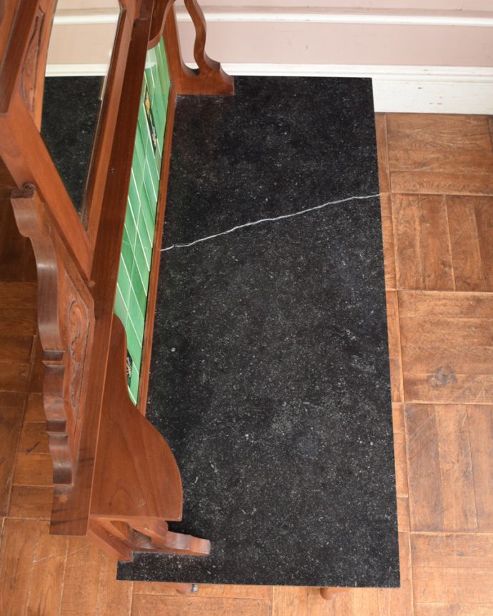 アンティーク家具 タイルが美しいアンティークの英国家具、ミラー付のウォッシュスタンド。天然大理石を使った贅沢な天板天板には女性の憧れ、天然の大理石が使われている贅沢な家具です。(m-482-f-1)