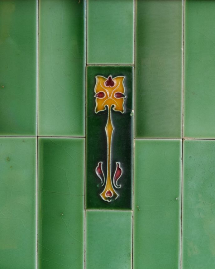 アンティーク家具 タイルが美しいアンティークの英国家具、ミラー付のウォッシュスタンド。アンティークだけが持つ独特の風合い美しい模様のアンティークタイルにうっとり･･･年月を経たアンティークタイルだけが持つ魅力を楽しんでください。(m-482-f-1)