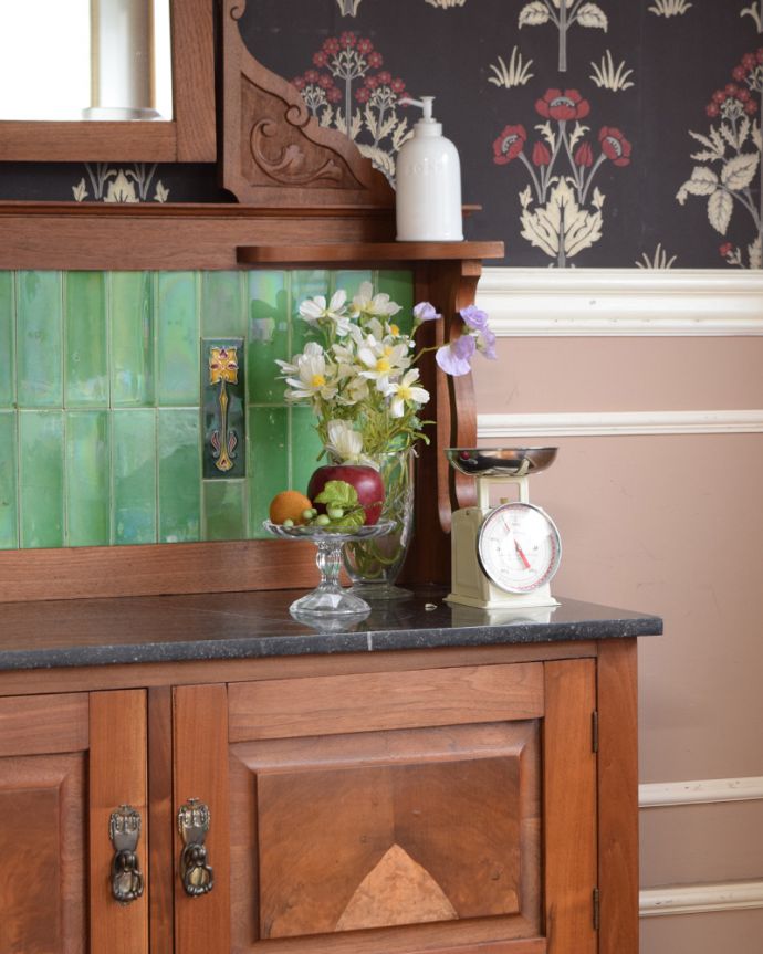 アンティーク家具 タイルが美しいアンティークの英国家具、ミラー付のウォッシュスタンド。タイルと天然大理石の美しいコラボ洗面器を置いて顔や手を洗う用に使っていた家具には、水が弾いてもいいようにタイルと天然大理石の贅沢な素材が使われています。(m-482-f-1)