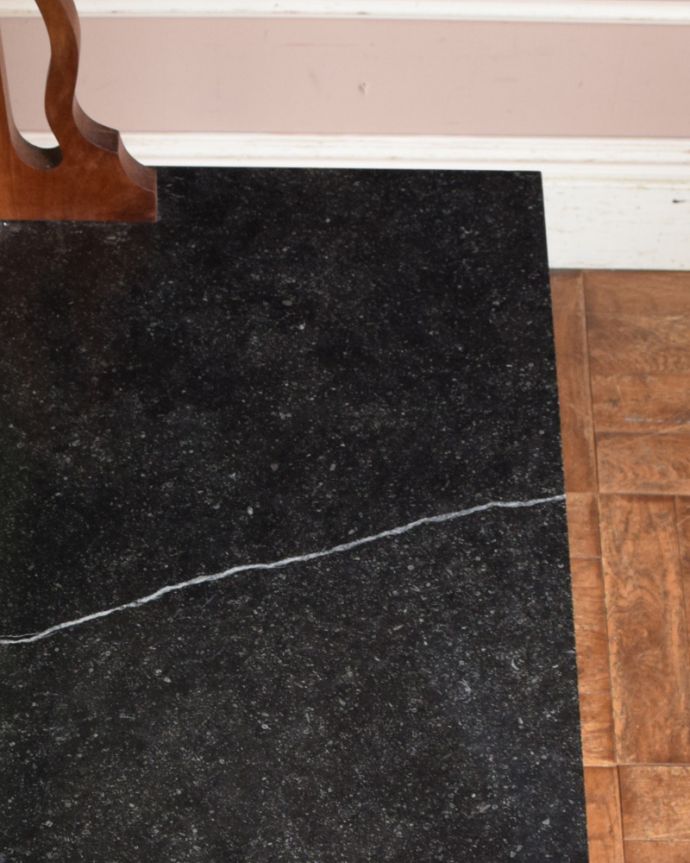 アンティーク家具 タイルが美しいアンティークの英国家具、ミラー付のウォッシュスタンド。コンディションもバッチリ！天然大理石はコンディションが一番大事なポイント。(m-482-f-1)