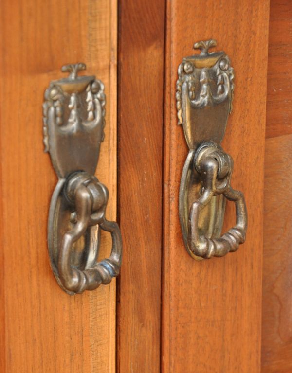 アンティーク家具 タイルが美しいアンティークの英国家具、ミラー付のウォッシュスタンド。扉の取っ手もステキアンティークらしい素敵なデザインが魅力。(m-482-f-1)